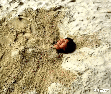 为啥在海边玩耍时，不能把自己埋到沙子里？看完你就明白了