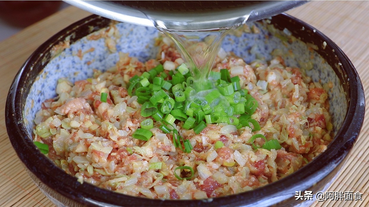 餃子餡好吃有秘訣，從選肉到調餡手把手教你，不腥不柴，鮮嫩多汁