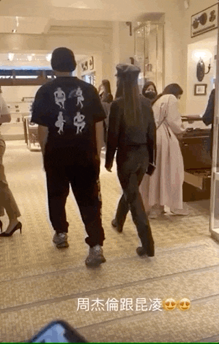 周杰伦获赠圣日耳曼专属球衣，与昆凌开心展示，球号意义非凡