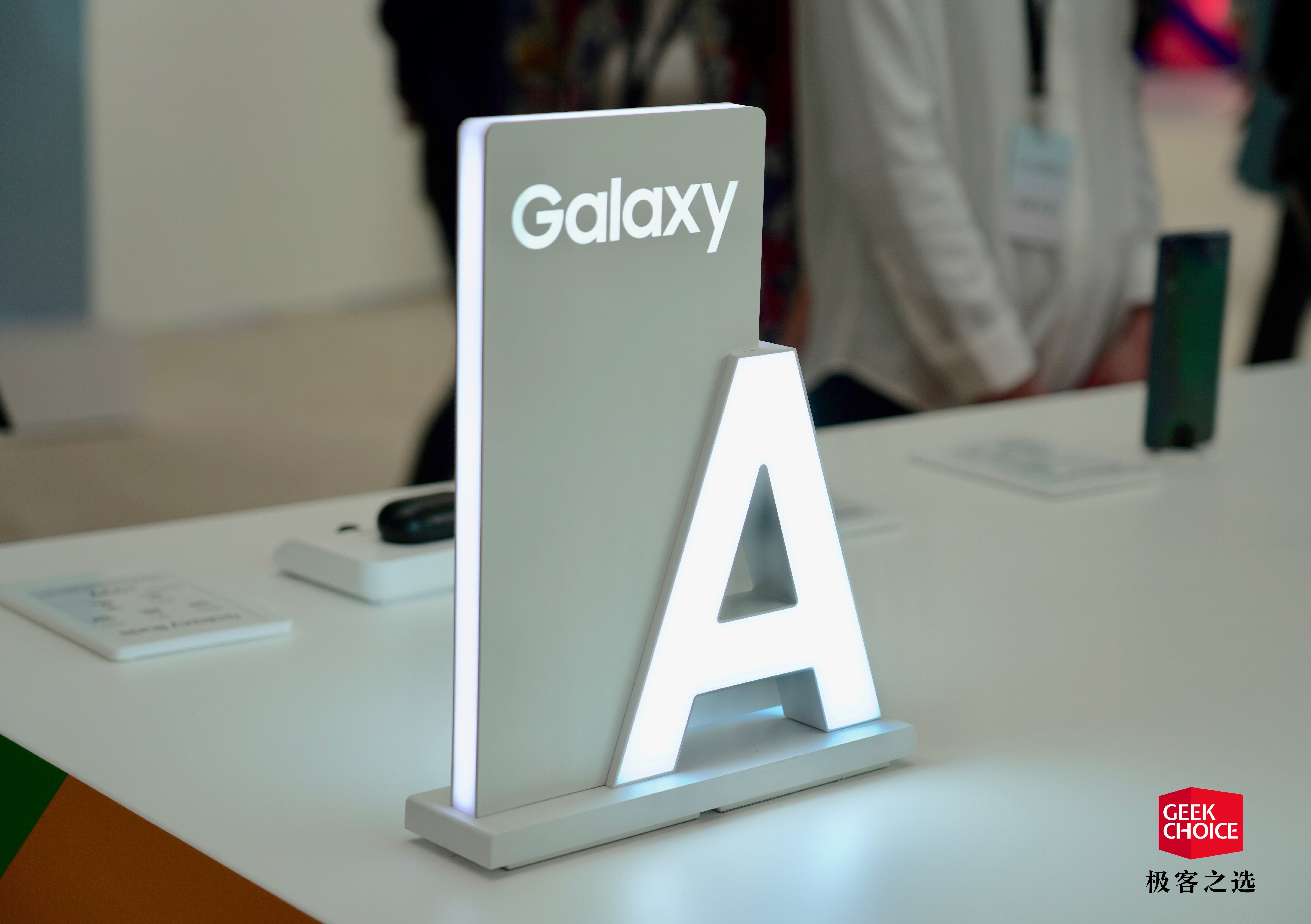 三星发布四款 Galaxy A 系列新机：你想到的全面屏形态全都有