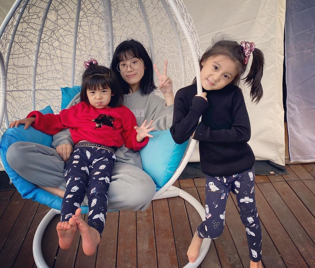 贾静雯一家五口出游，放肆晒梧桐妹正脸，身高超过妈模样却太像爸