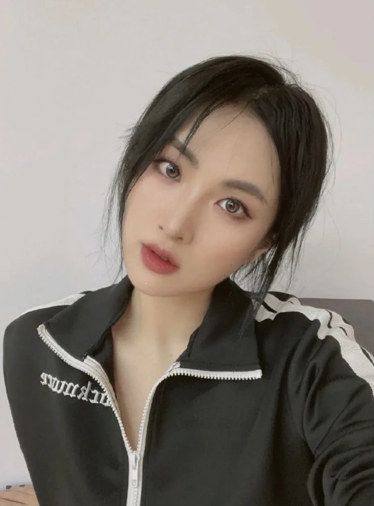 孟晚舟还在远方，妹妹姚安娜却要出道？她们相