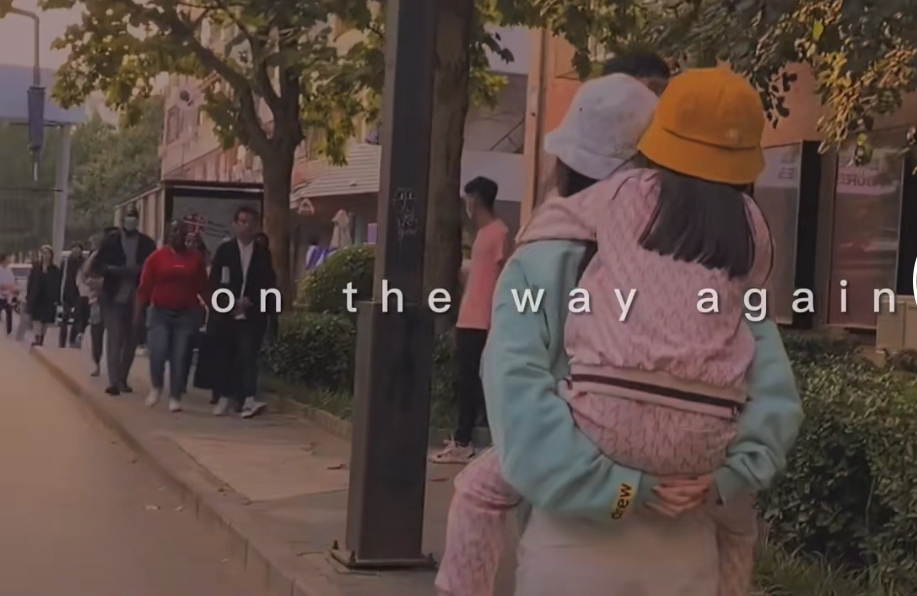 李小璐带女儿外出游玩，母女俩潮范儿十足，甜馨颜值越来越高