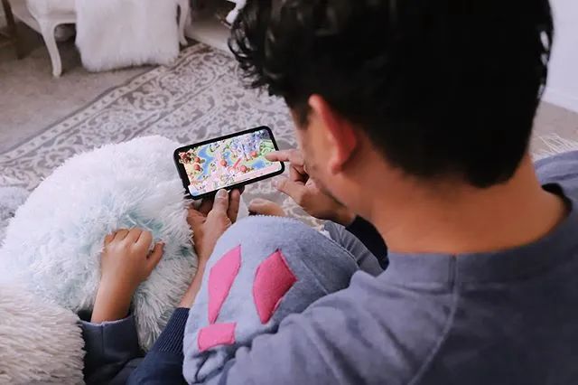 To realize princess dream of the daughter, play essence old father with one's own hands tailor about a hundred " blackart " skirt explodes sth resembling a net of network of fire