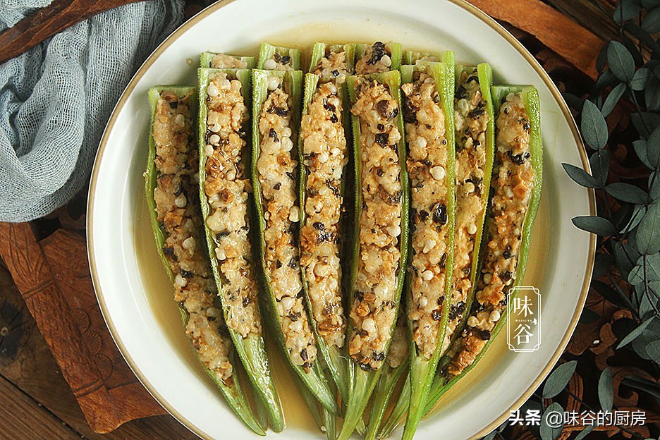 秋天吃秋葵正当时，这样做鲜嫩入味，好吃不腻，给大鱼大肉都不换