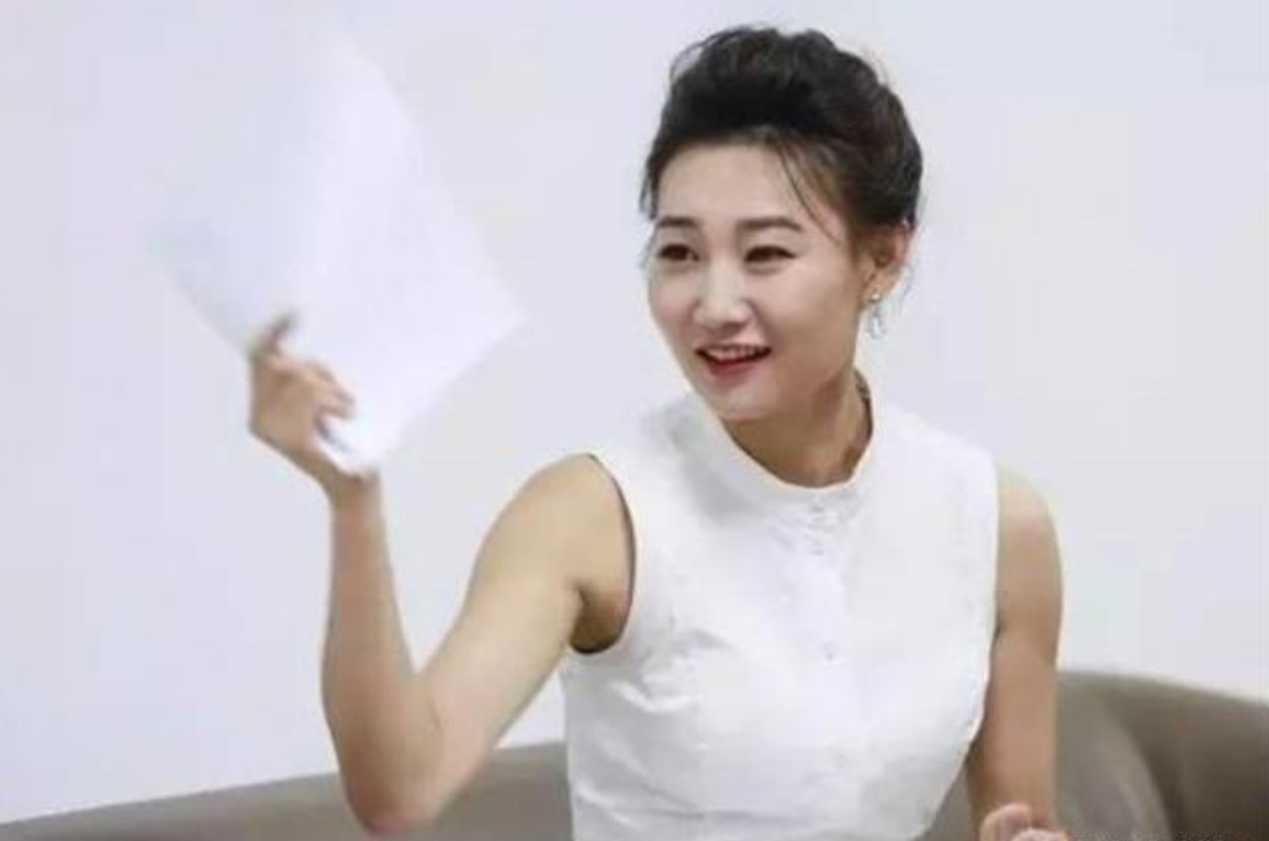 现年43岁的央视主播李梓萌，摘下假发后的样子完