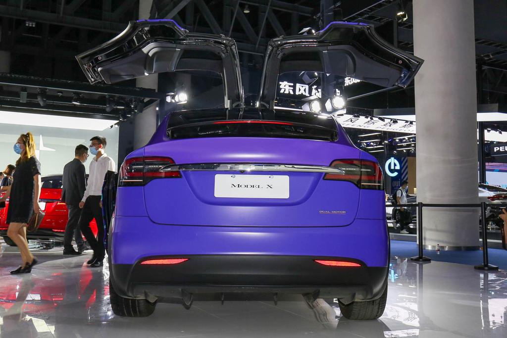 百万级纯电动SUV长什么样？奇幻紫Model X可能是最像的