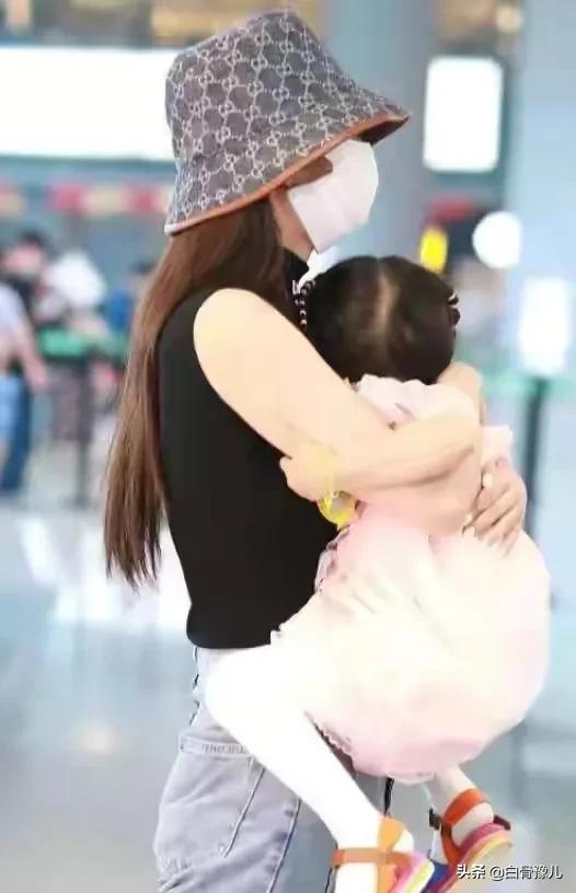身材太好了吧？颖儿带女儿机场走秀，妥妥的辣妈