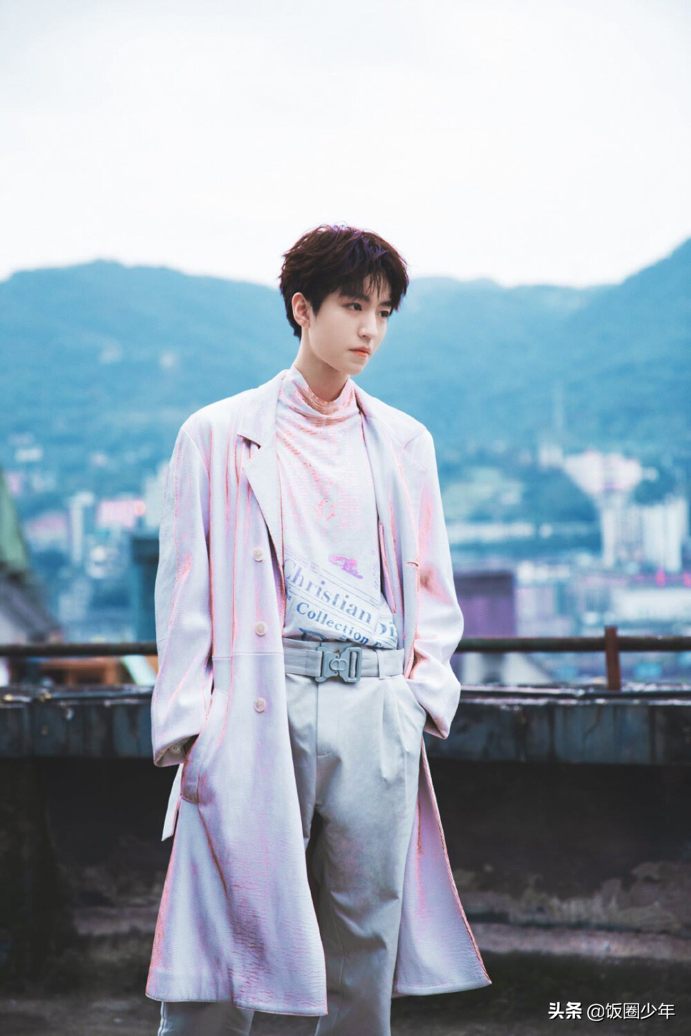 王俊凯玩游戏，身边的工作人员第一次出镜，助