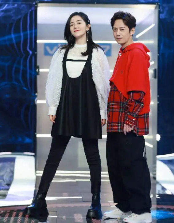 谢娜挺孕肚亮相，39岁拼二胎为生活四处奔波，被