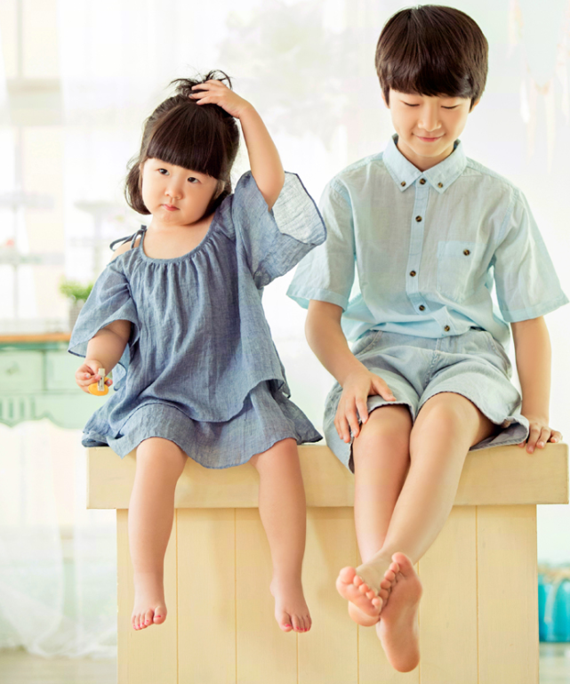 张亮5岁女儿近照，一头卷发对镜臭美，五官和哥哥天天如复制粘贴