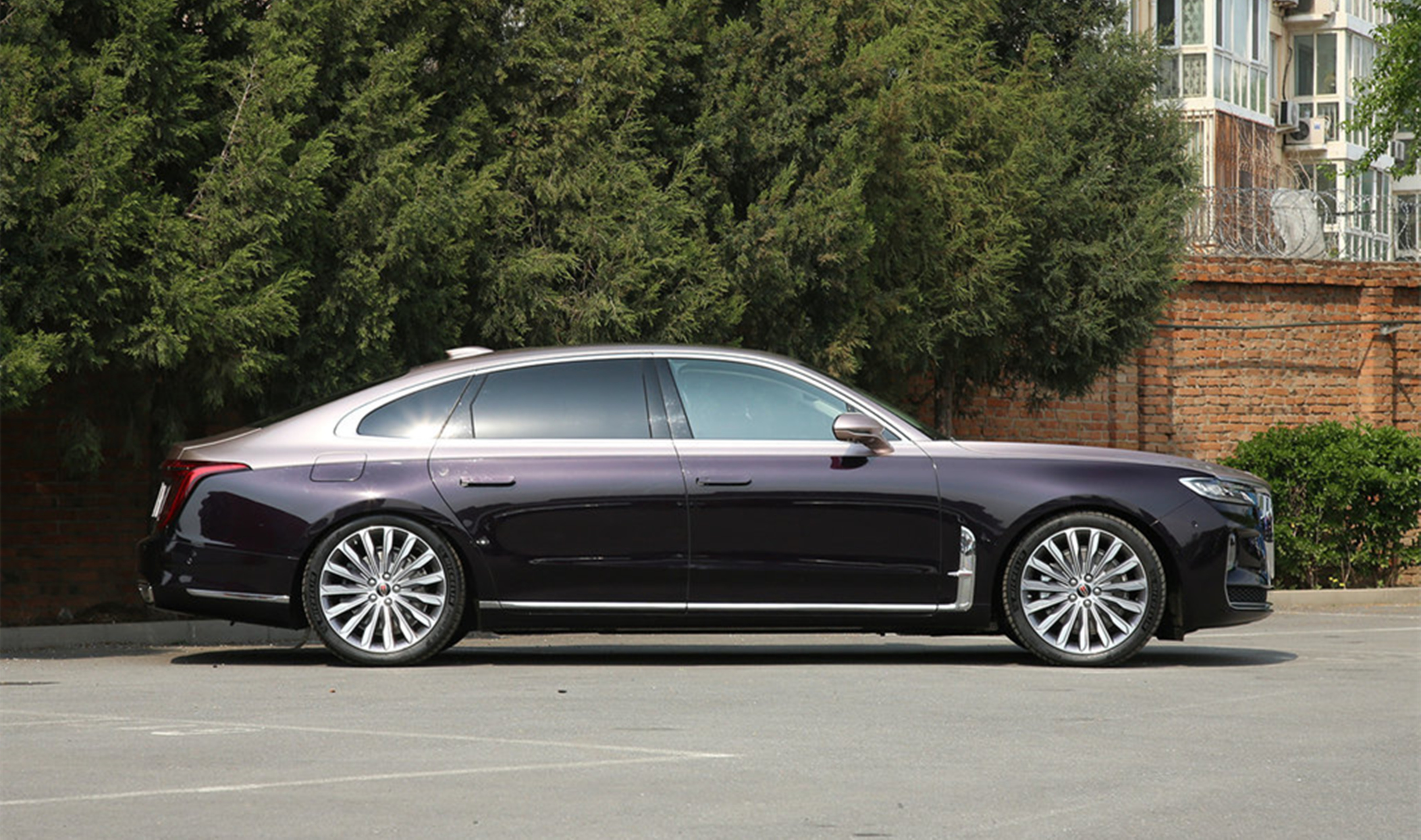 尴尬！全红婵50万豪车无人开，只因父兄无驾照，网友给支招