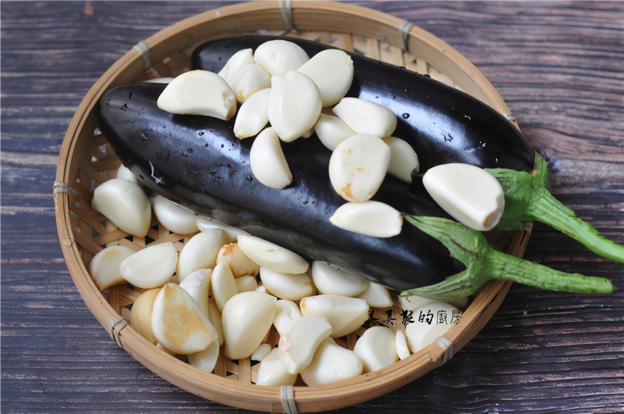 茄子別再炒了，加1把大蒜，不蒸也不炸，鮮嫩入味，少油最健康