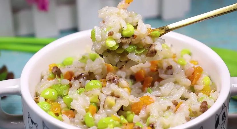 Baby don’t eat rice with soup. It only takes ten minutes and can stir. Highly nutritious children grow taller and smarter.