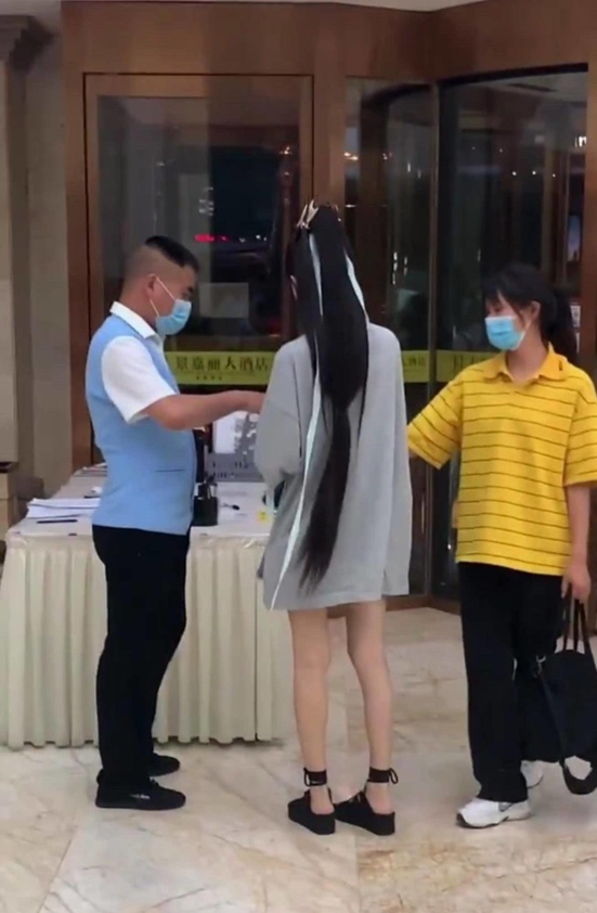 萝莉脸太骗人！竟是隐形高个，看脸150看腿170，原来错怪男星矮了