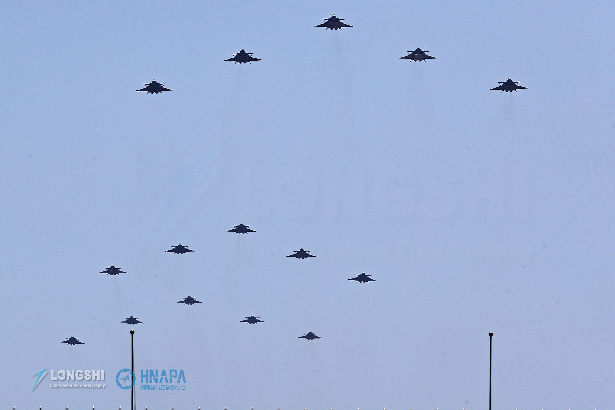 The J-20 fighter jets made their debut, 15 aircraft in 3 formations ...