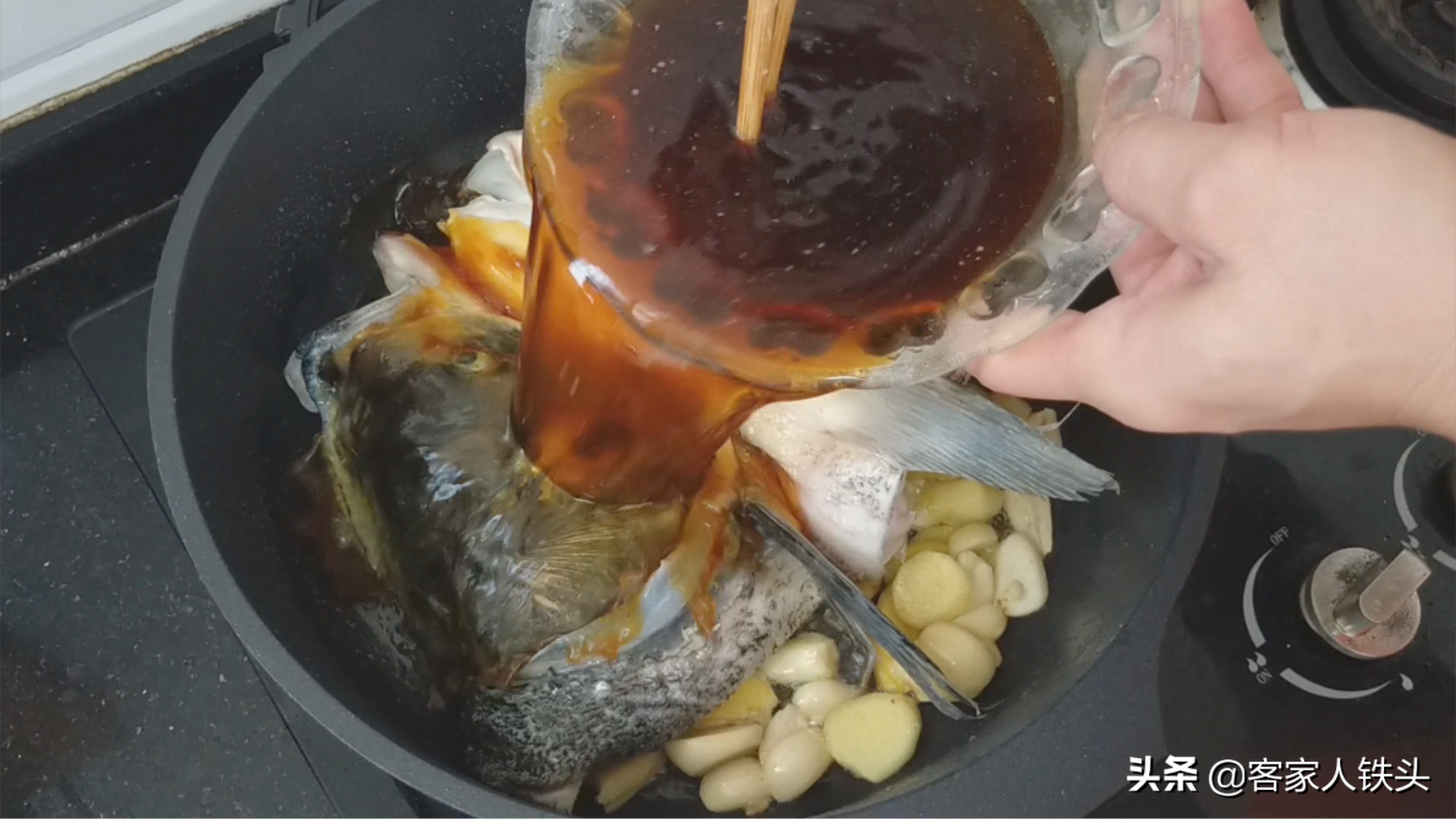 油豆腐加1個魚頭，這做法我家一個月吃3次，營養好吃又開胃下飯