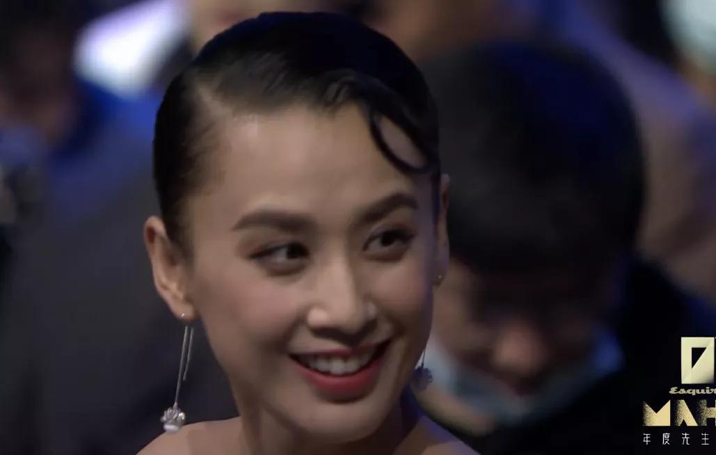 时尚先生盛典镜头：杨幂大特写皮肤松弛，张雨绮笑容脸僵现鱼尾纹