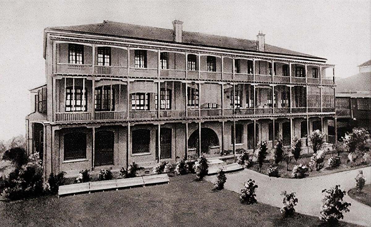 1950年，一老汉将儿子坟墓里的书籍上交，党组织：国家一级文物