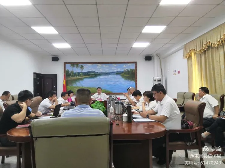 屯昌县县长梁誉腾主持召开政府常务会议传达学习省委书记,省长批示