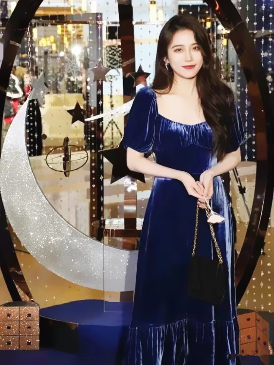 李菲兒穿絲絨外套優(yōu)雅迷人 V領風格秀美肩 減齡劉海是亮點