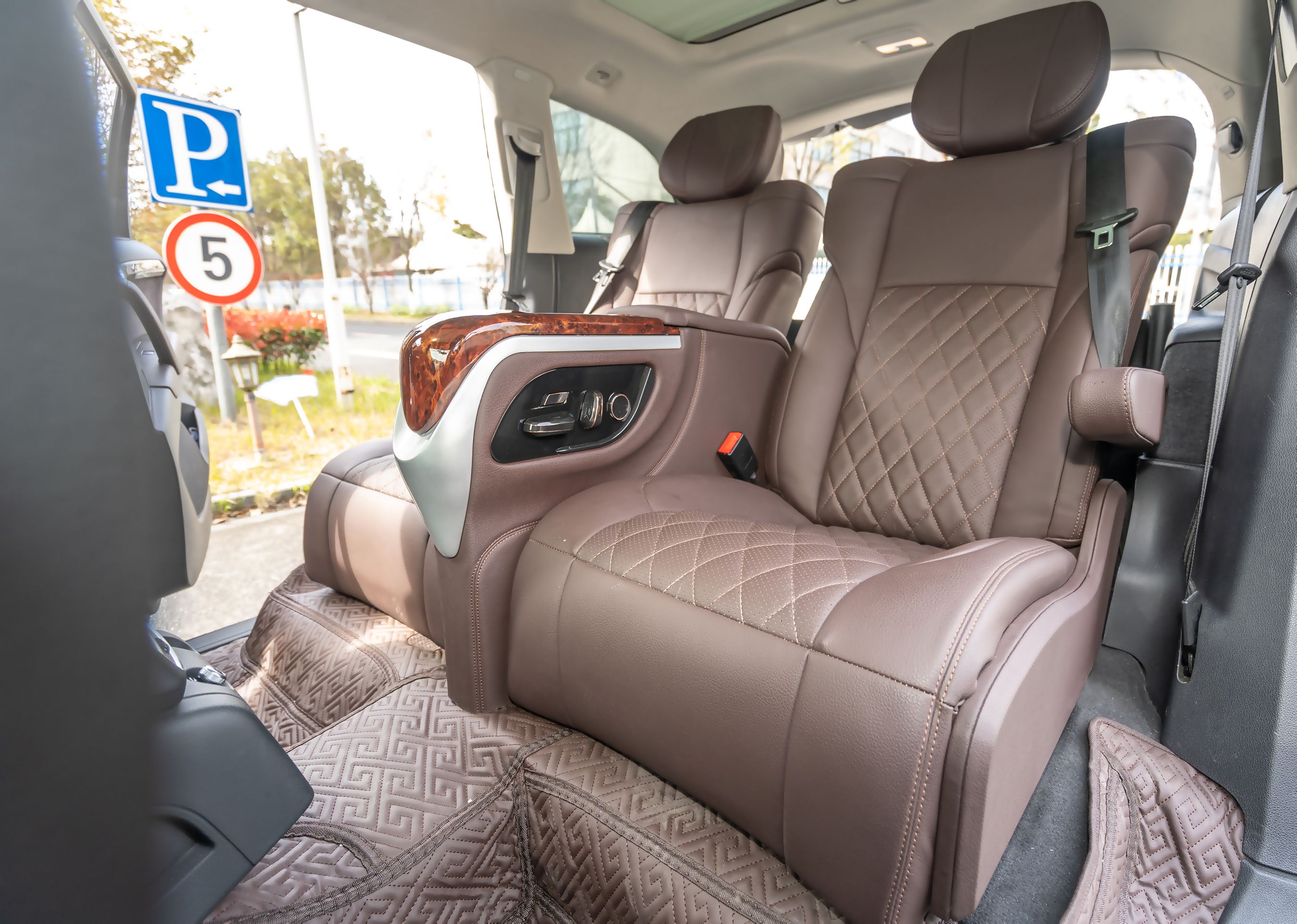 Audi Q7 midrow upgraded aviation seats are correct for both domestic