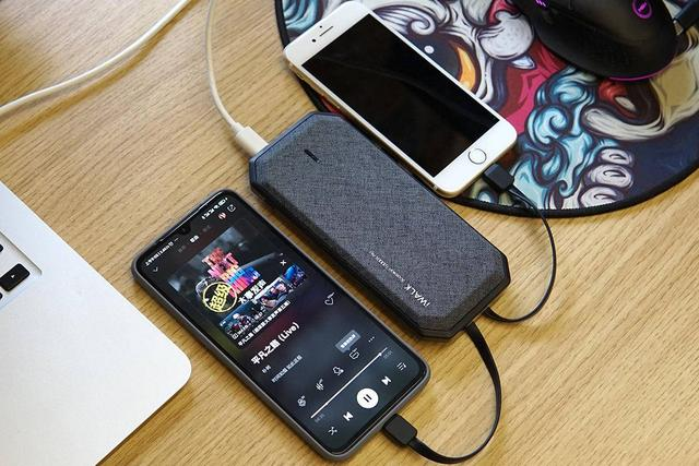 拯救用电恐慌的双机党，iWALK自带线充电宝实战体验