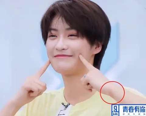 青你2选手挡纹身出奇招，乃万用遮容笔，林凡用白胶布，小薇机智