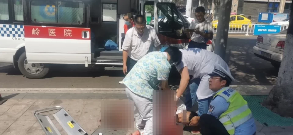 重庆|渝中警讯丨男子手臂动脉割伤血流不止 民警及时救援送医