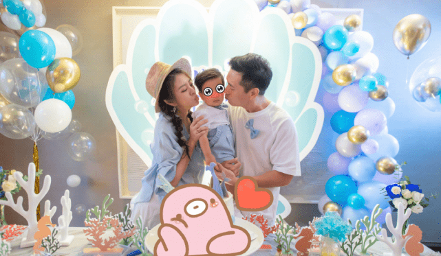 安以轩夫妇庆祝儿子满两岁，66和妹妹罕露正脸，一个像爸一个像妈