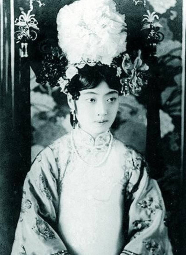 皇后婉容和侍卫生子，溥仪知道后给其400银元，