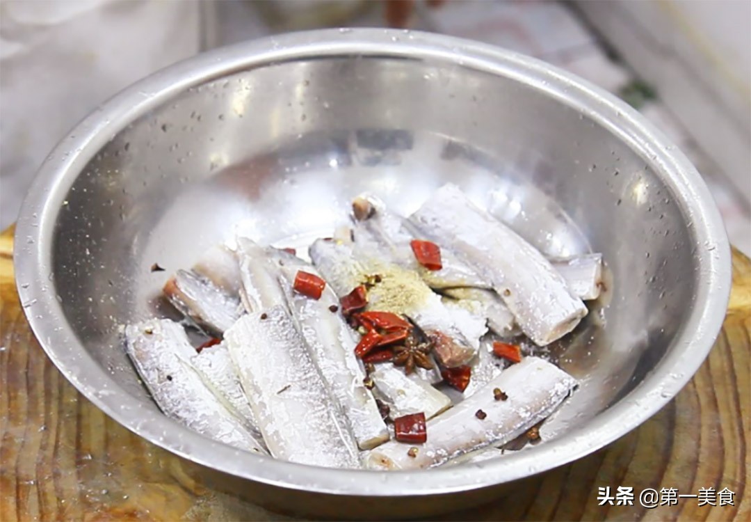 图片[3]-泡椒带鱼怎么做不粘锅不碎 厨师长教你这个小技巧 简单易学-起舞食谱网