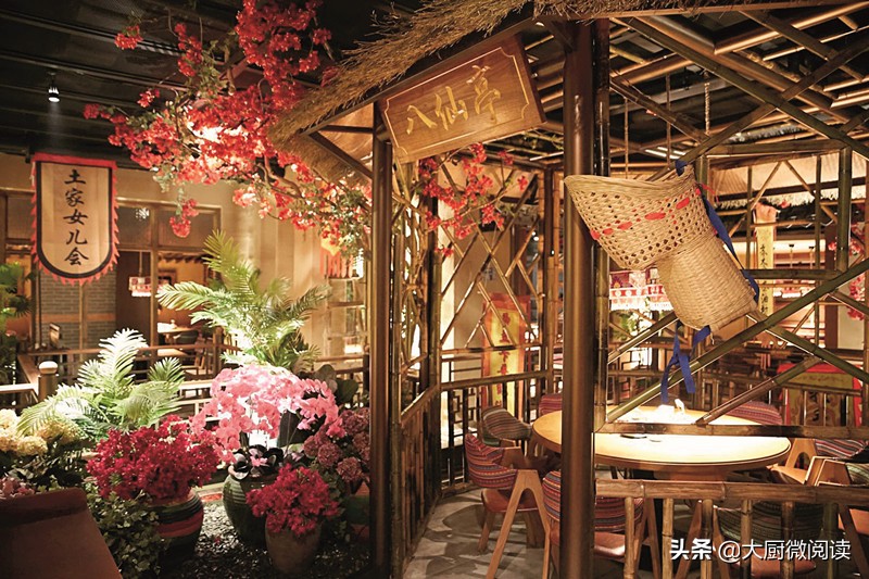 吃飯皇帝大｜以“五色五味”做火土家菜，300平米門店日售12萬元
