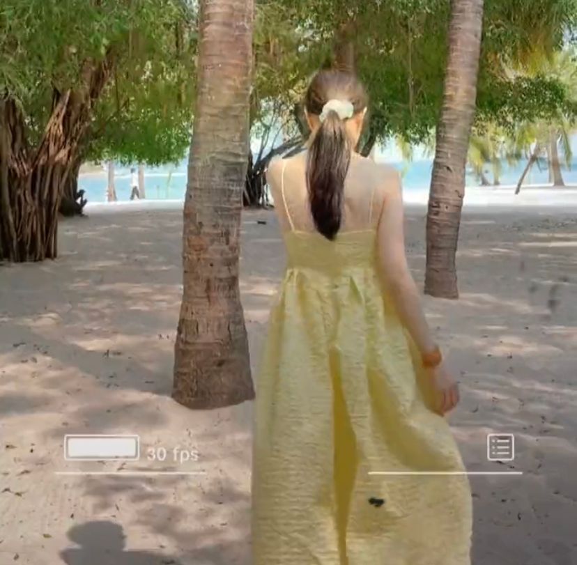 李小璐和甜馨沙灘邊玩耍，穿吊帶秀傲人上圍，女兒身高直逼其肩頭