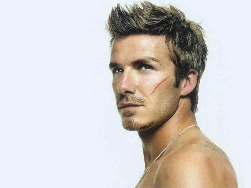 贝克汉姆近照曝光，红体恤配短裤精神抖擞，快