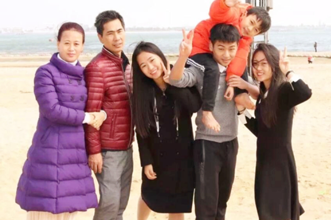 小学没毕业的“董事长”张曼如，23岁拥78亿身家，人生履历全靠编