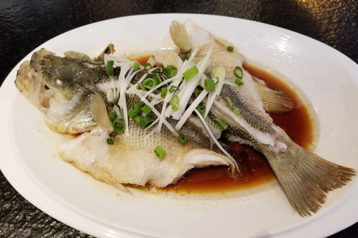吃鱼时，从夹鱼的部位就能看出你是什么样的人了，你通常夹在哪里