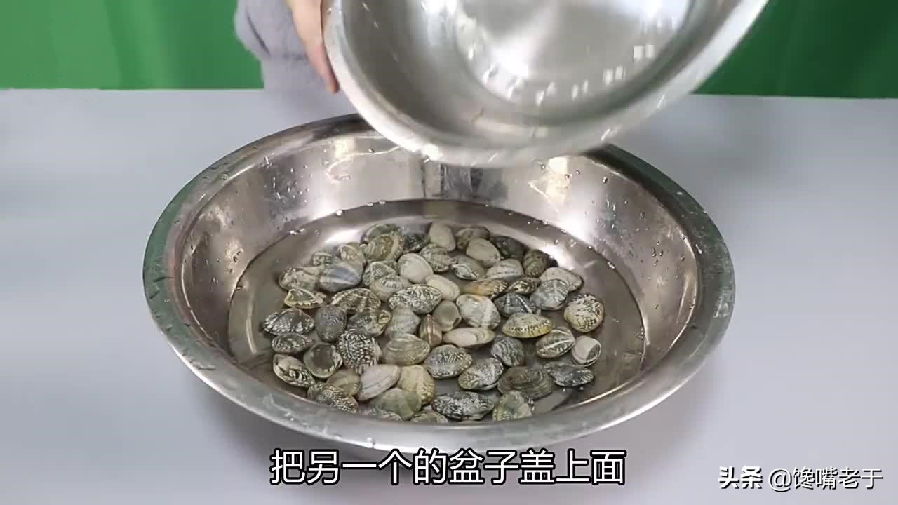 When washing clams don't just soak in salt water, the old fisherman