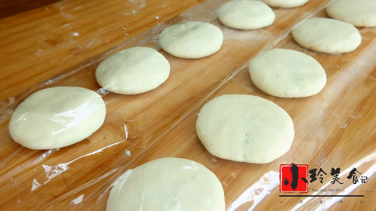 教你糯米芝麻小糖饼的做法，外酥里糯，馅料香甜，大人孩子都爱吃