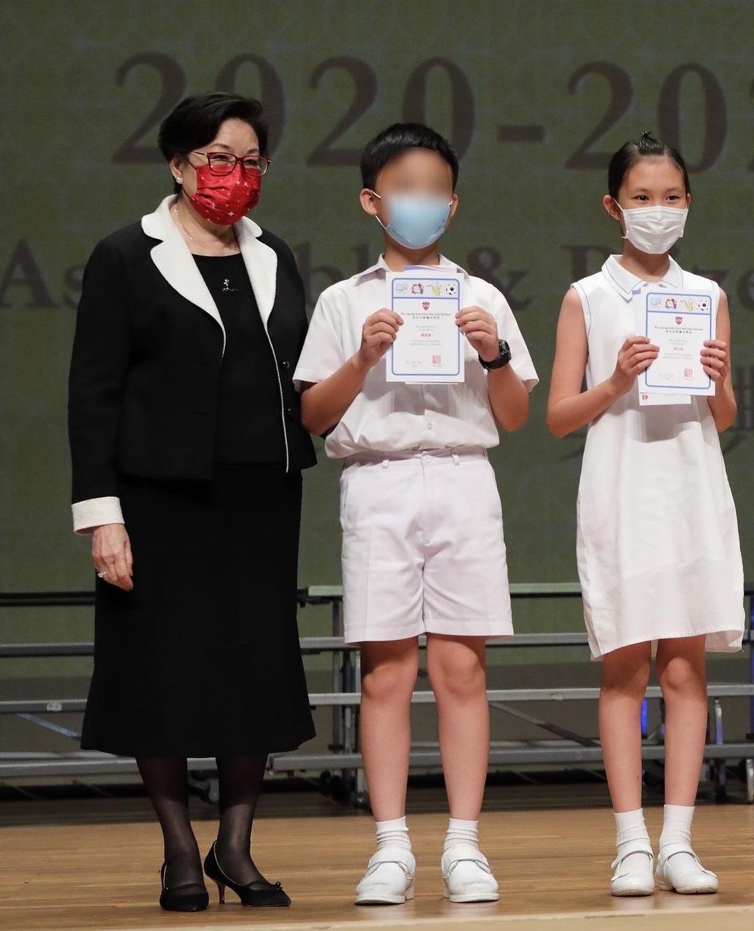 郭可盈参加女儿小学毕业典礼，林天若连获3年学科冠军，成绩优异