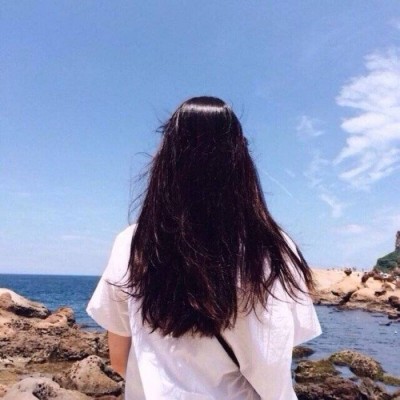 致自己生日感悟的句子，自己生日发朋友圈的说说：承蒙时光不弃图片