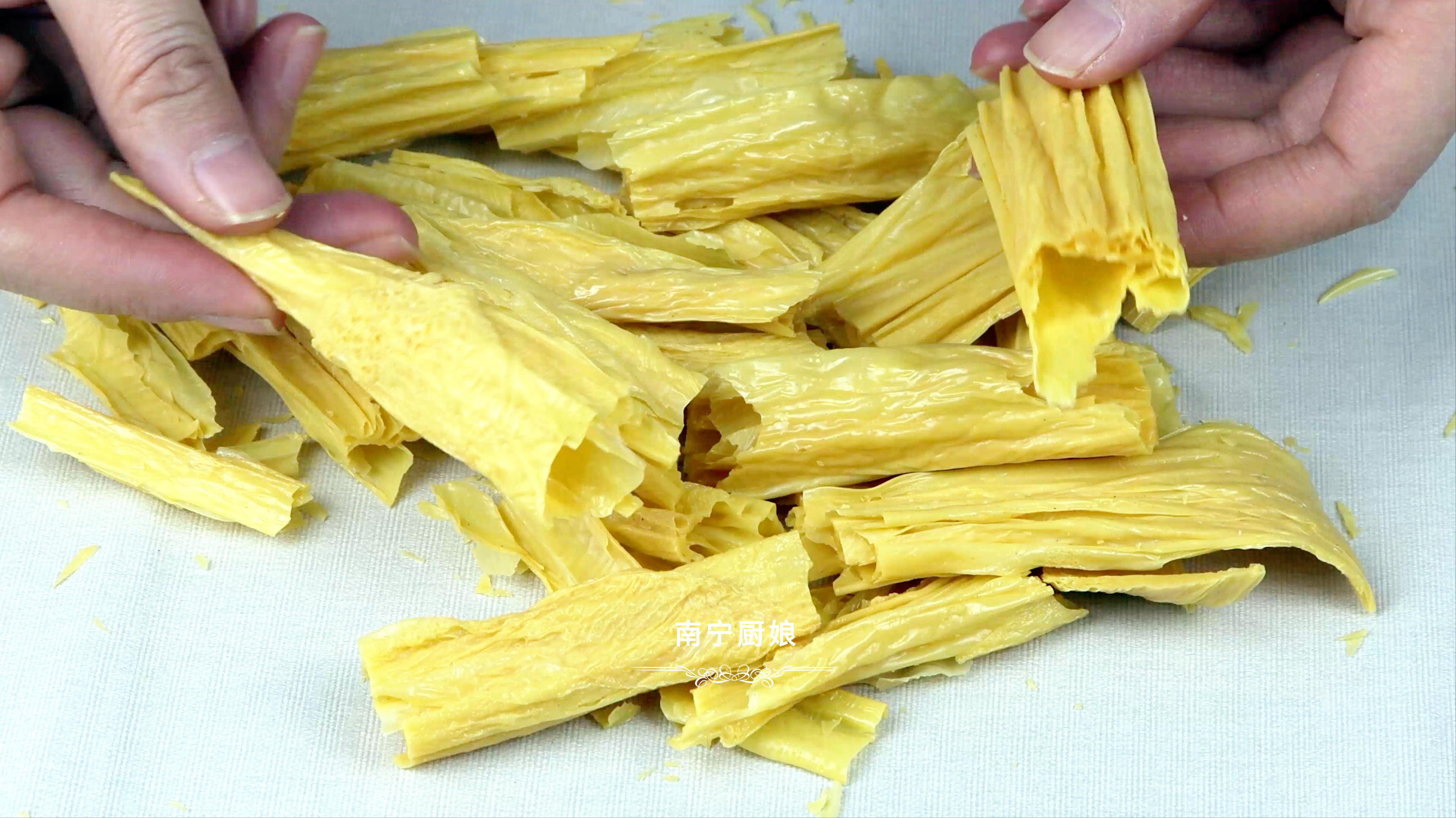 泡腐竹時，很多人把水放錯了，大廚教你一招，泡發快速還沒有硬芯