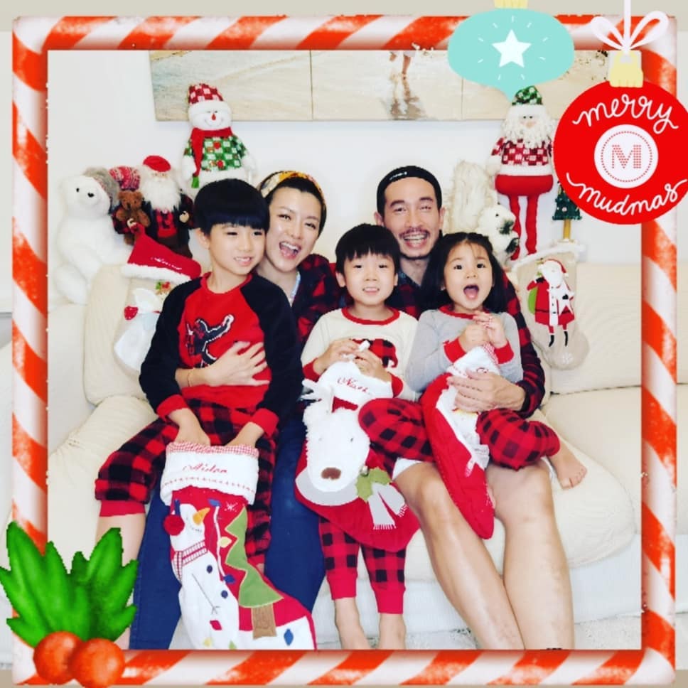 陈茵媺圣诞晒全家福，三个子女“调皮捣蛋”，和陈豪拍合照不容易
