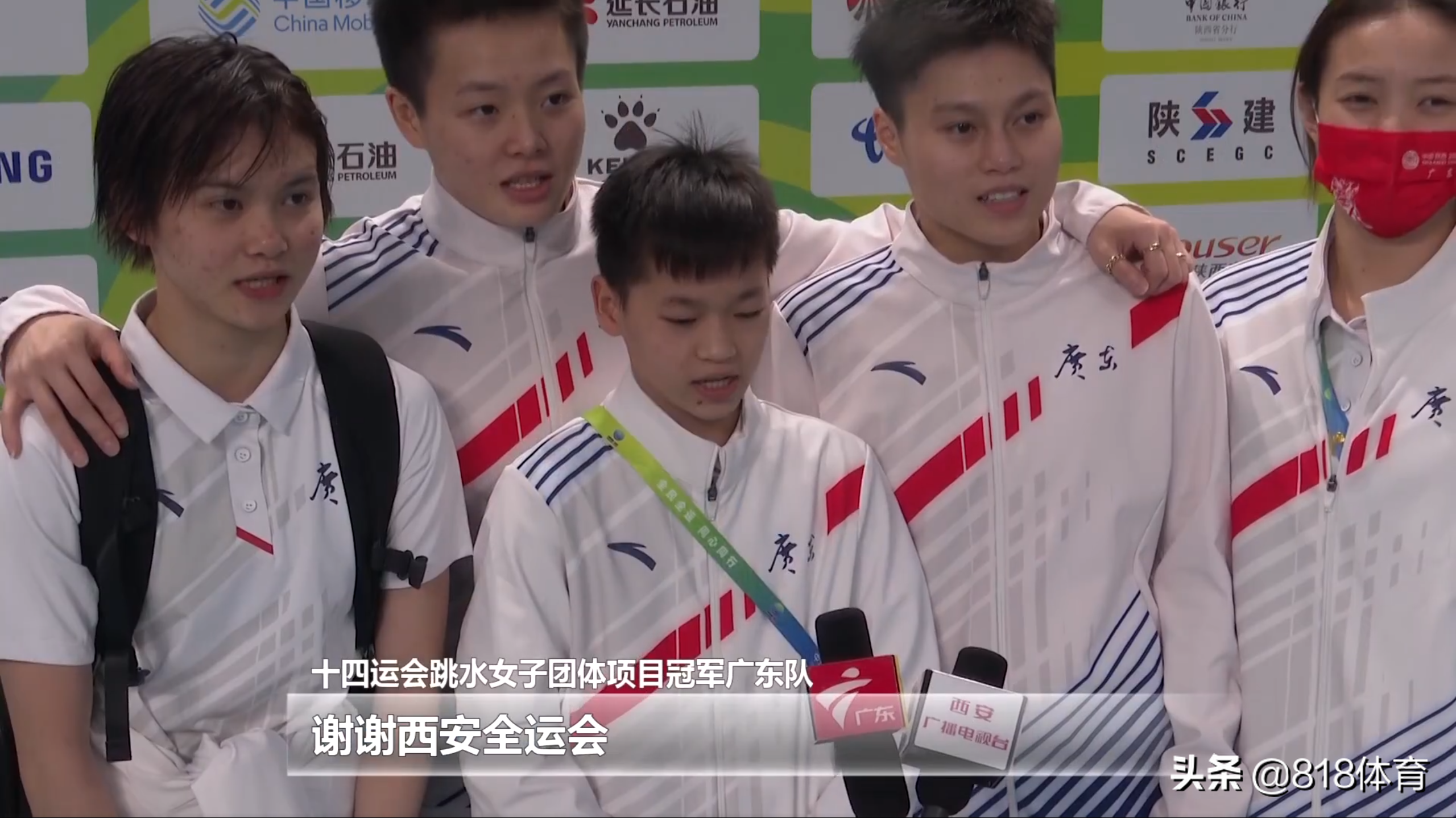 暖心！全红婵采访志愿者低下身递话筒，红姐不忍心：我自己拿吧