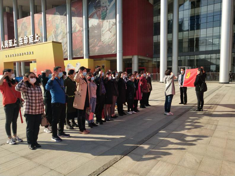武漢市茶港社區(qū)開(kāi)展主題黨日活動(dòng)組織參觀抗疫專題展