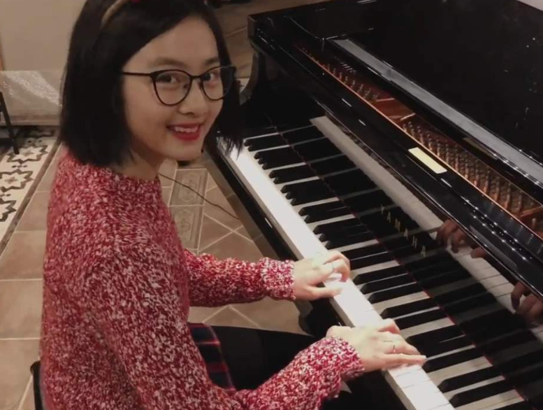 黄多多13岁上高中，精通英语和钢琴，有个会教娃的爸妈多么重要