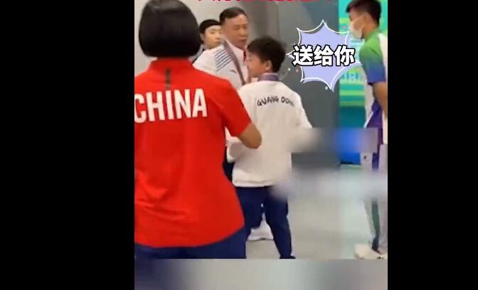 全红婵将玩偶大方送人！粉丝好激动：送我了吧？红姐回眸：送给你