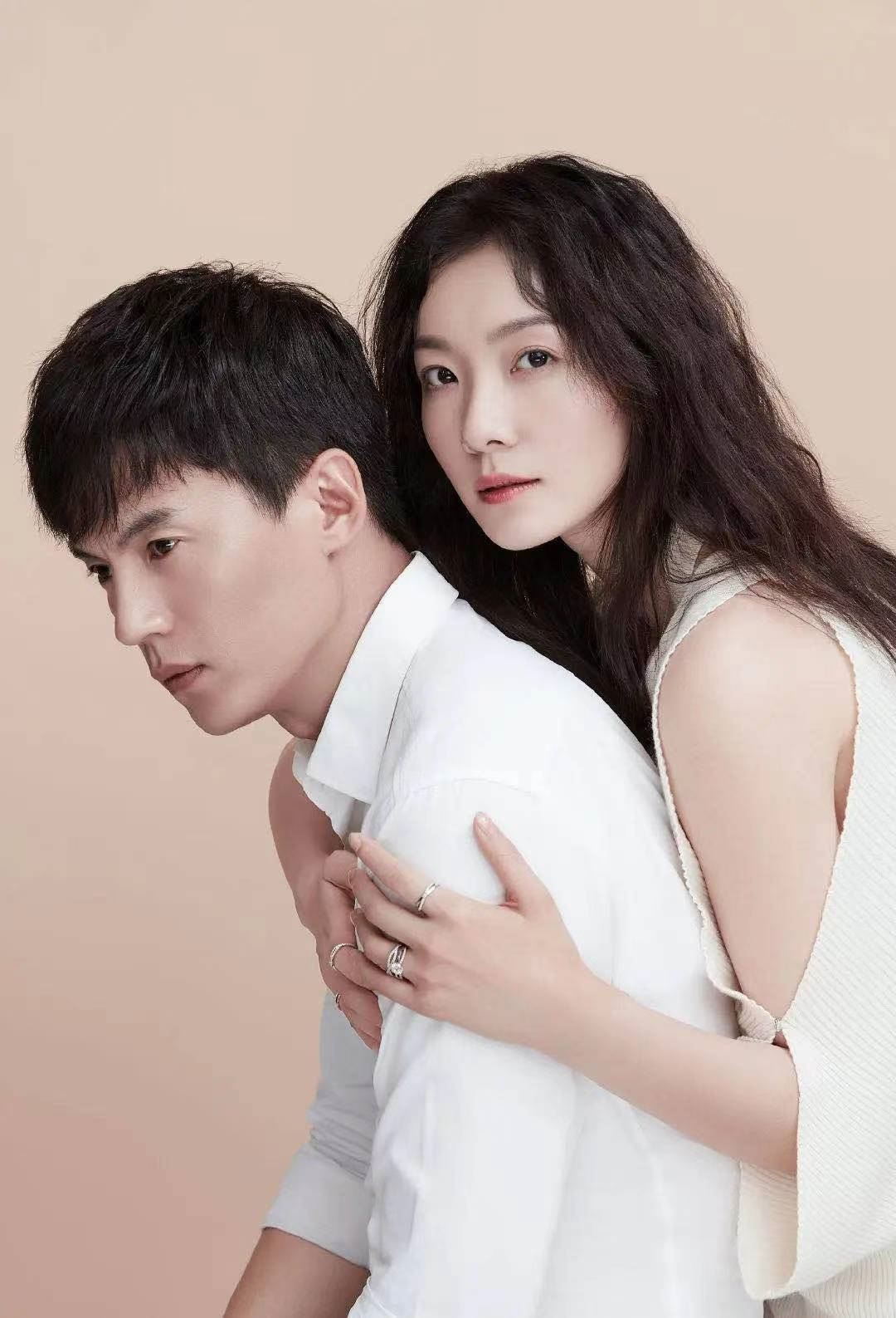 王传君恋爱了，没想到他俩真的在一起？