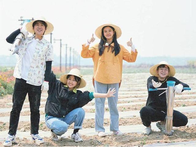 何炅谈张子枫：只要一杯奶茶，一桶爆米花，妹妹就会很开心