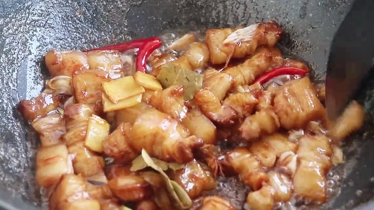 廚師教你紅燒肉的做法，軟糯香甜，肥而不膩，過年吃著真香